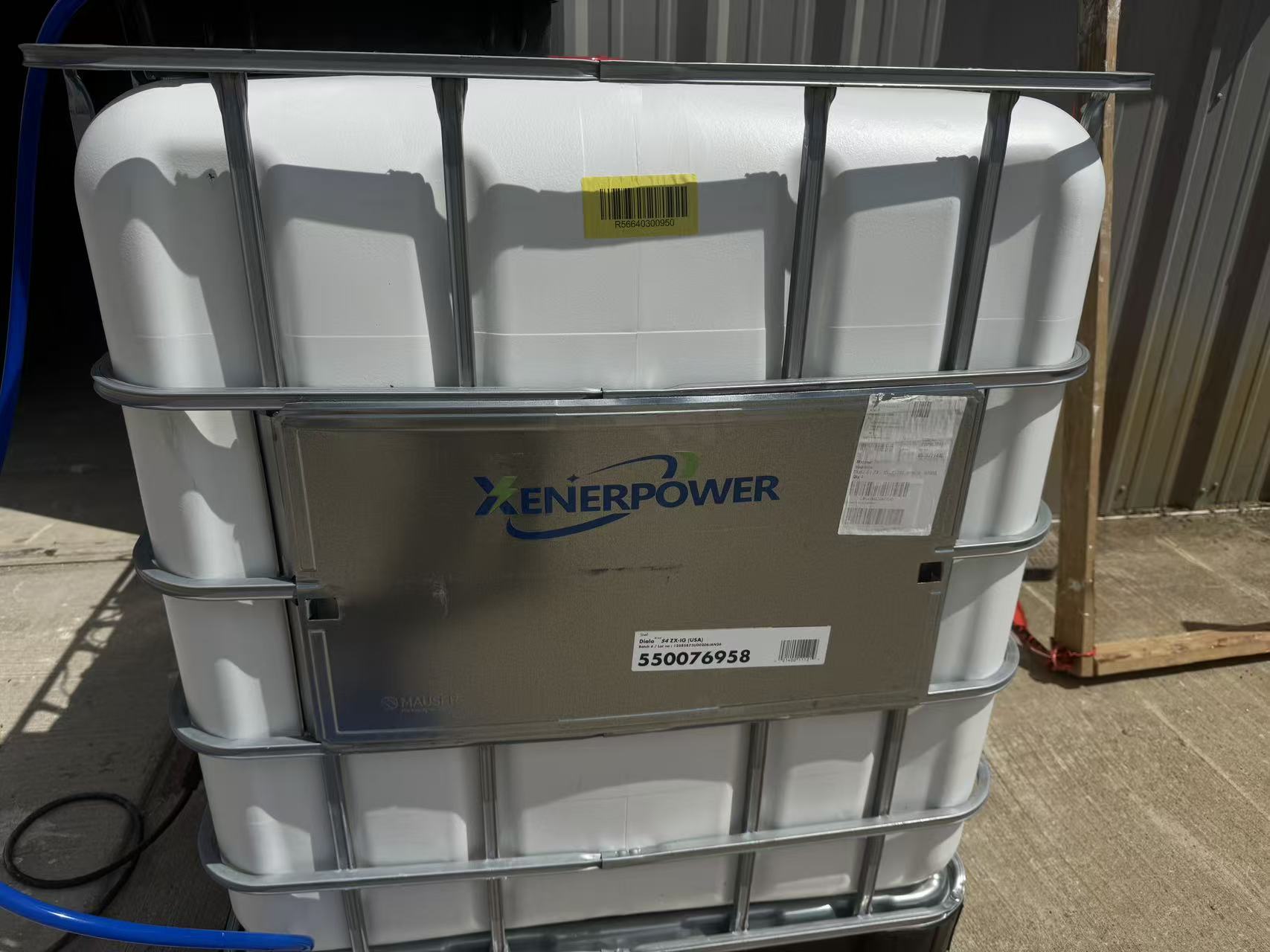 Mobile fluid transfer pump connected to insulating oil tote